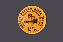 Steigt Passau aufs Dach Button „Steigt Passau aufs Dach“, 1980, Kunststoff, Metall, Archiv Feldmeier
