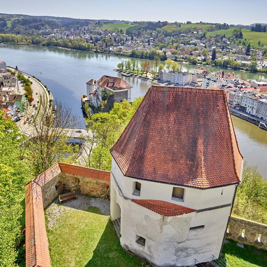 Blick von der Batterie Lind auf den Zusammenfluss von Donau, Inn und Ilz mit dem Achteckturm und der Burg Niederhaus.