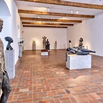 Der Ausstellungsraum mit verschiedenen Bronzefiguren von Hans Wimmer.